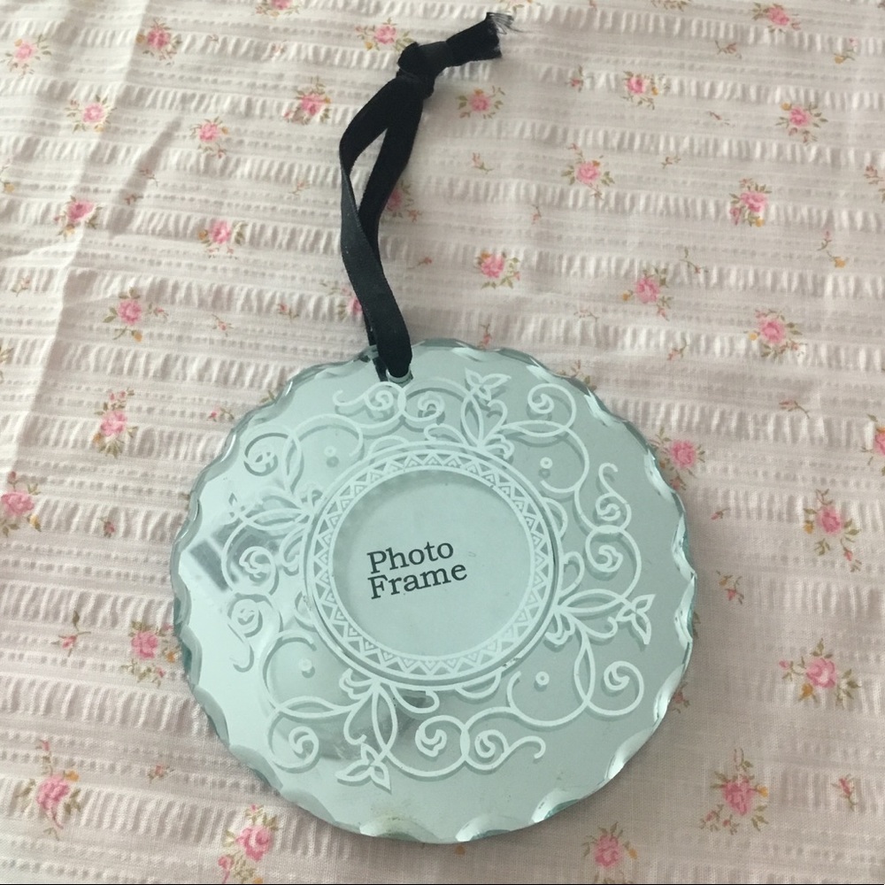 ✨NWOT Anthropologie Round Glass Photo Frame Christmas Ornament